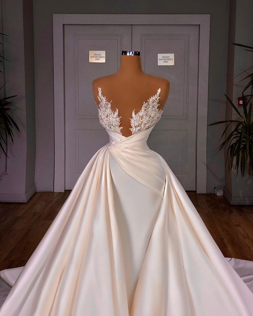 Robe de mariée longue élégante, coupe trapèze, sans manches, col en V, style cathédrale