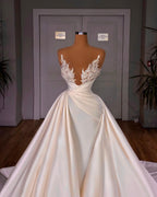Robe de mariée longue élégante, coupe trapèze, sans manches, col en V, style cathédrale