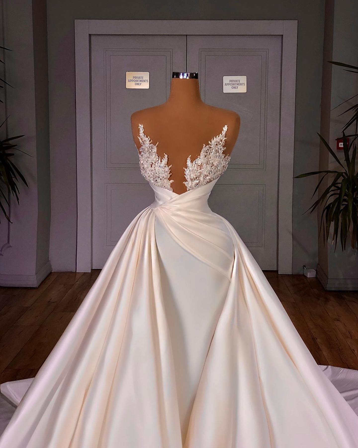 Robe de mariée longue élégante, coupe trapèze, sans manches, col en V, style cathédrale
