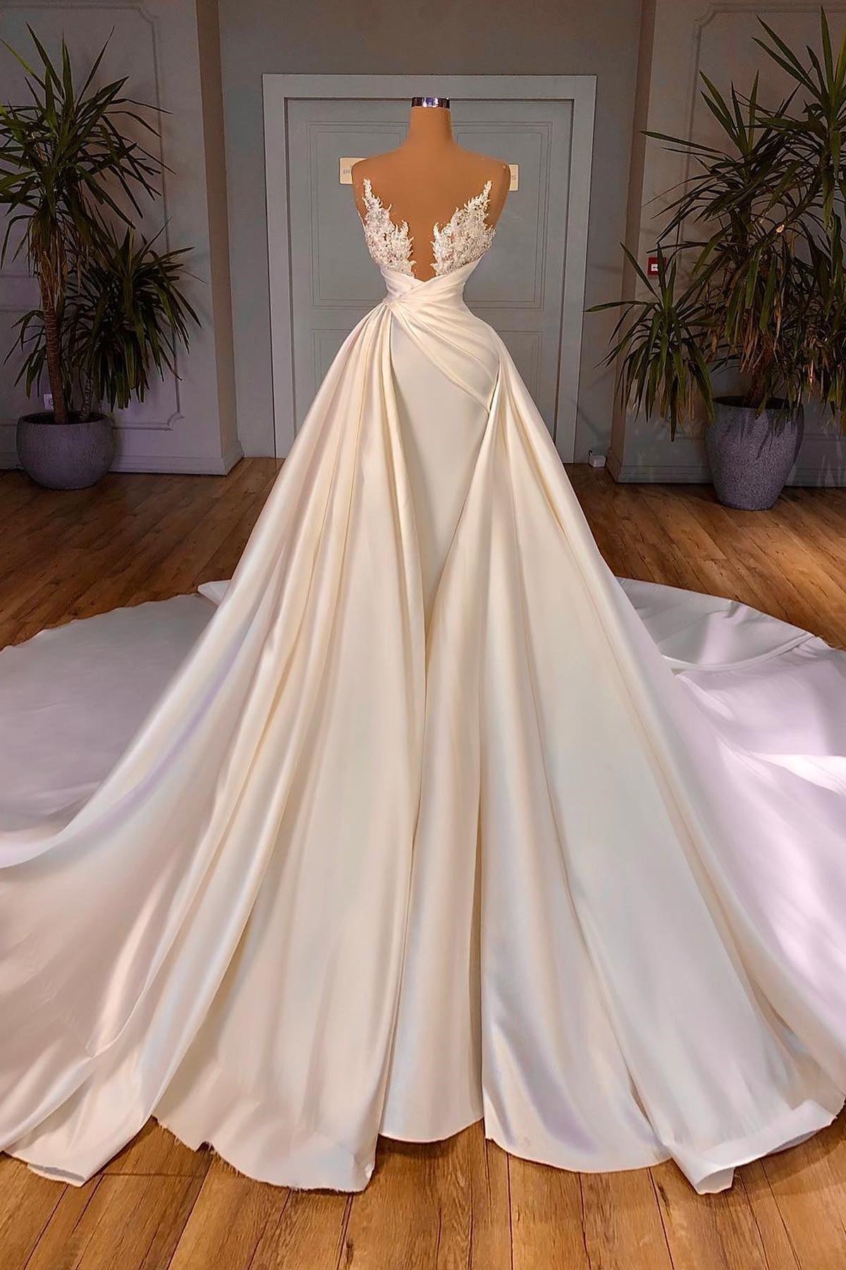 Robe de mariée longue élégante, coupe trapèze, sans manches, col en V, style cathédrale