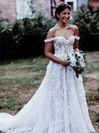 Robe de mariée élégante en tulle blanc, coupe trapèze, épaules dénudées, ornée d'appliqués WD337