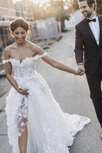 Robe de mariée élégante en tulle blanc, coupe trapèze, épaules dénudées, ornée d'appliqués WD337