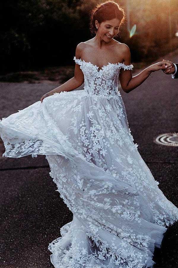 Robe de mariée élégante en tulle blanc, coupe trapèze, épaules dénudées, ornée d'appliqués WD337