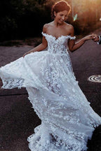 Robe de mariée élégante en tulle blanc, coupe trapèze, épaules dénudées, ornée d'appliqués WD337