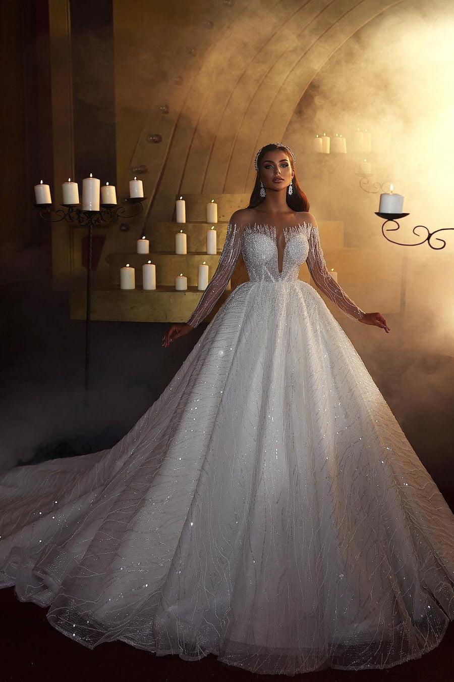 Robe de mariée élégante en dentelle, coupe trapèze, épaules dénudées, manches longues et col en V.