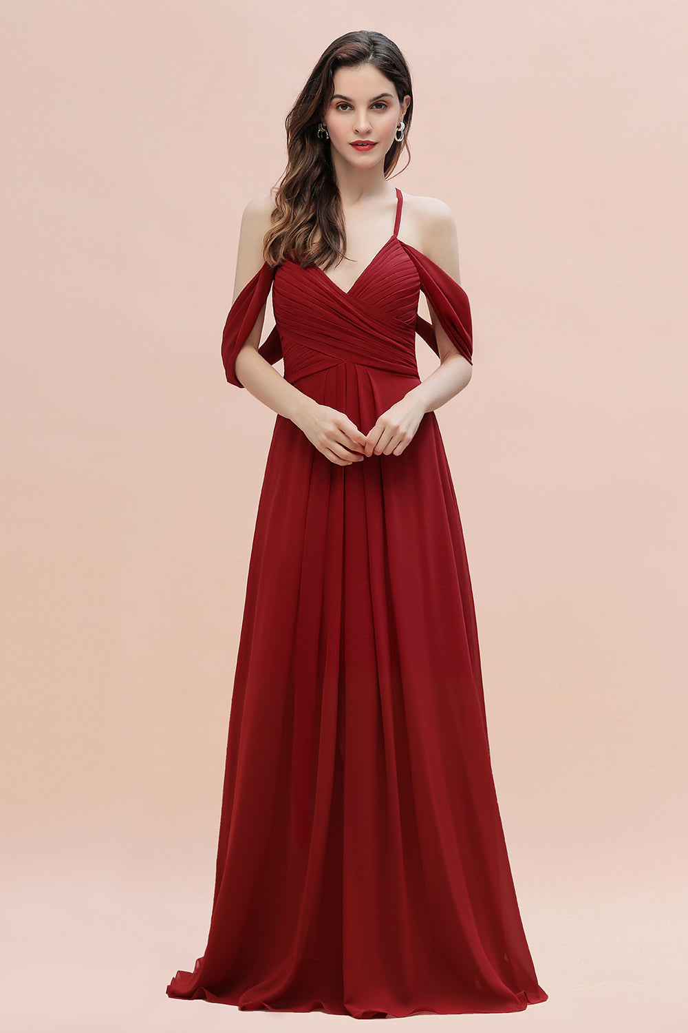 Robe de demoiselle d'honneur longue élégante, coupe trapèze, épaules dénudées, col en V et froncée 