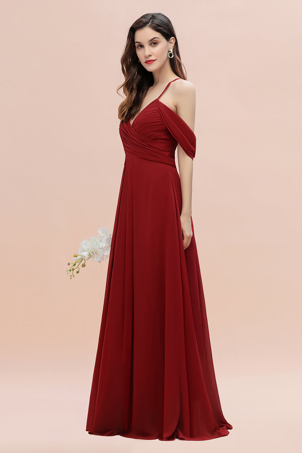 Elegante vestido largo de dama de honor con corte en A, escote en V y hombros descubiertos, con fruncido. 