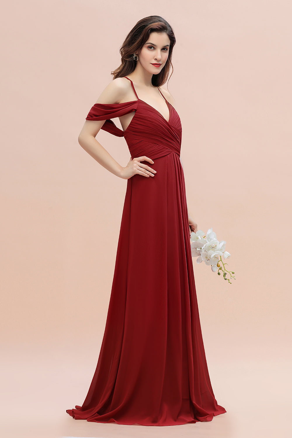 Elegante vestido largo de dama de honor con corte en A, escote en V y hombros descubiertos, con fruncido. 