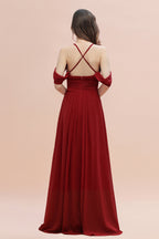 Elegante vestido largo de dama de honor con corte en A, escote en V y hombros descubiertos, con fruncido. 