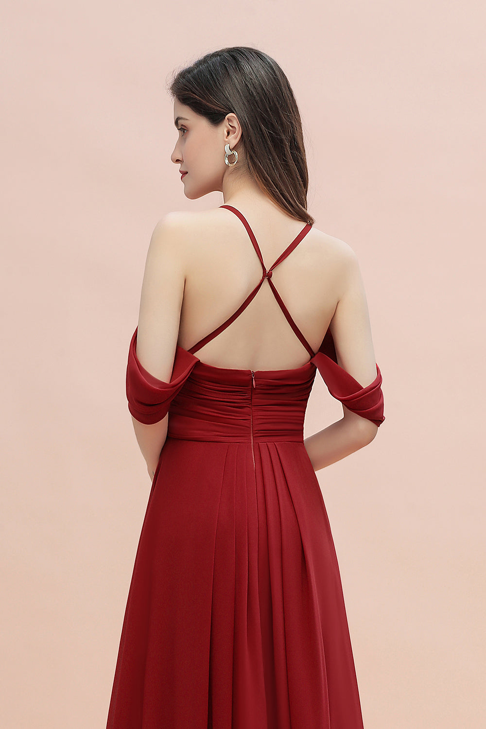Elegante vestido largo de dama de honor con corte en A, escote en V y hombros descubiertos, con fruncido. 
