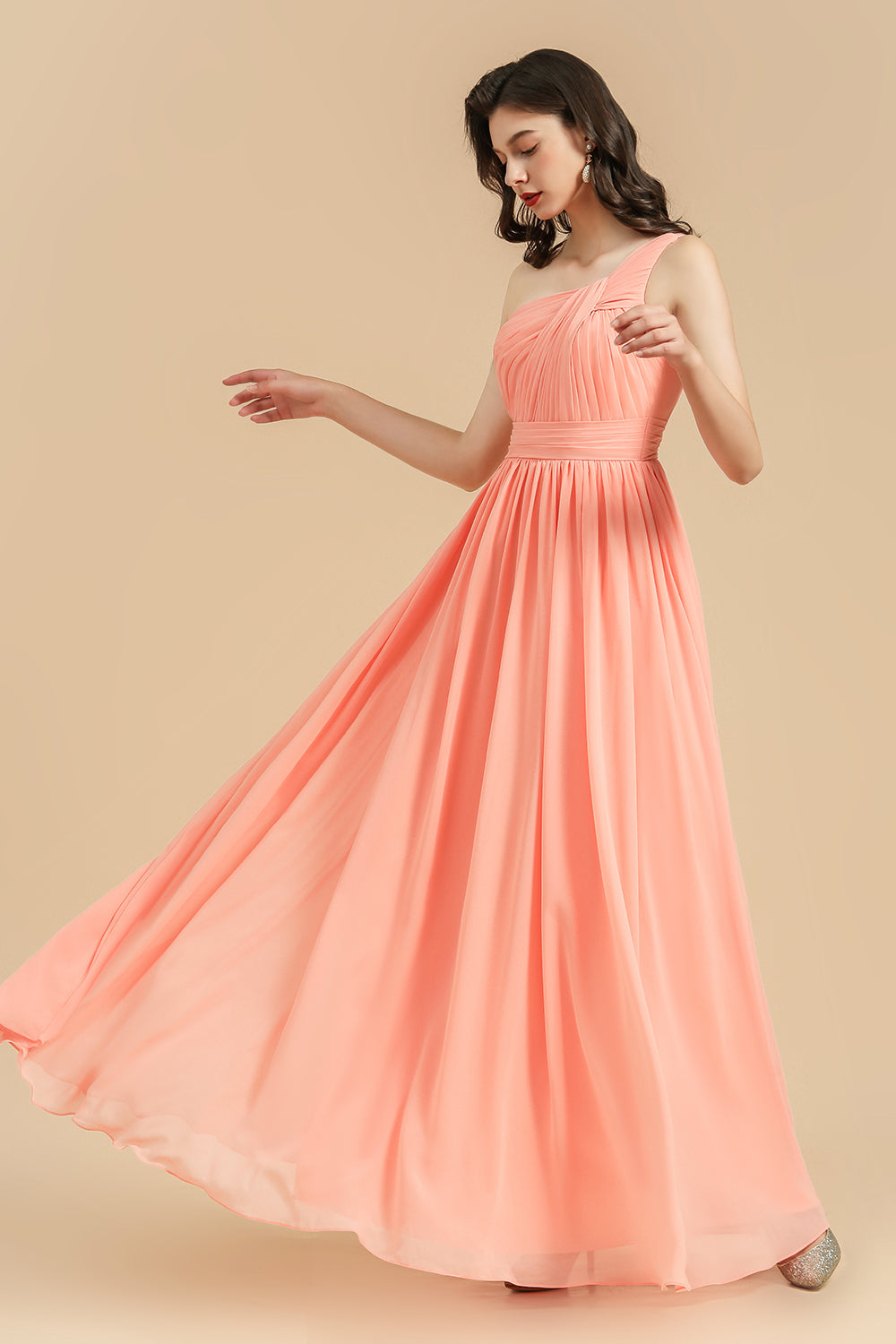 Robe de demoiselle d'honneur longue élégante en mousseline corail, coupe trapèze asymétrique, épaule dénudée. 