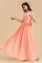 Robe de demoiselle d'honneur longue élégante en mousseline corail, coupe trapèze asymétrique, épaule dénudée. 