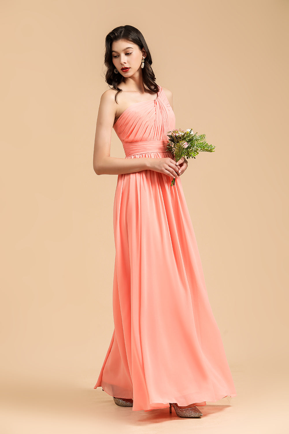 Robe de demoiselle d'honneur longue élégante en mousseline corail, coupe trapèze asymétrique, épaule dénudée. 