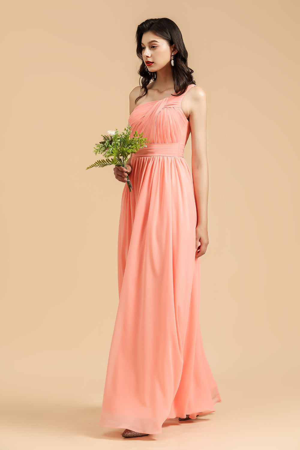Robe de demoiselle d'honneur longue élégante en mousseline corail, coupe trapèze asymétrique, épaule dénudée. 
