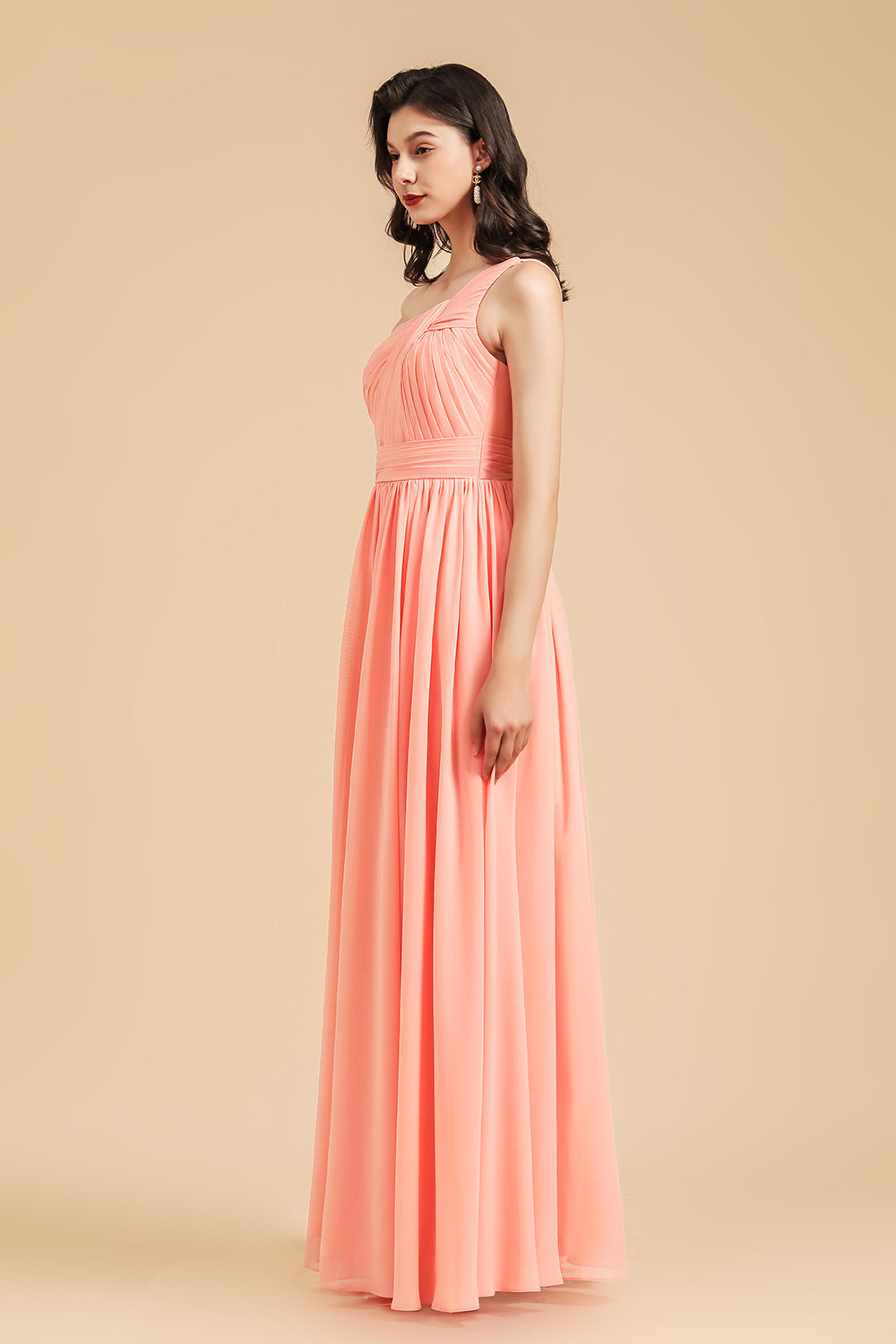 Robe de demoiselle d'honneur longue élégante en mousseline corail, coupe trapèze asymétrique, épaule dénudée. 