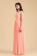 Robe de demoiselle d'honneur longue élégante en mousseline corail, coupe trapèze asymétrique, épaule dénudée. 