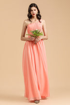 Robe de demoiselle d'honneur longue élégante en mousseline corail, coupe trapèze asymétrique, épaule dénudée. 
