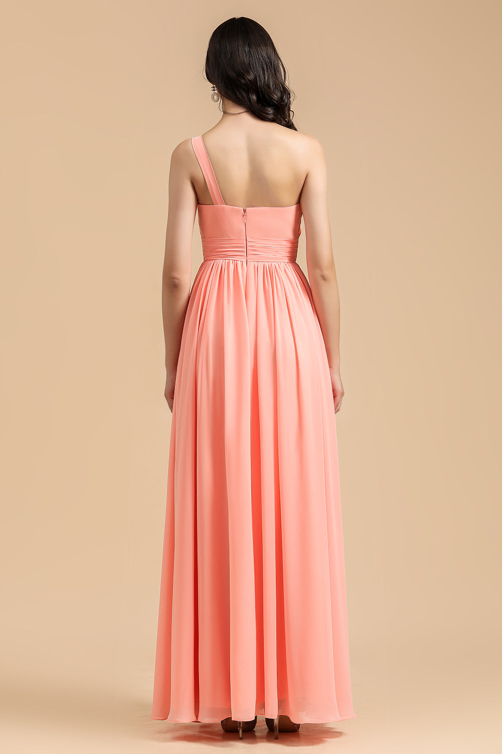 Robe de demoiselle d'honneur longue élégante en mousseline corail, coupe trapèze asymétrique, épaule dénudée. 