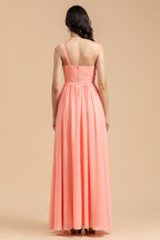 Robe de demoiselle d'honneur longue élégante en mousseline corail, coupe trapèze asymétrique, épaule dénudée. 