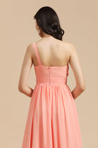 Robe de demoiselle d'honneur longue élégante en mousseline corail, coupe trapèze asymétrique, épaule dénudée. 