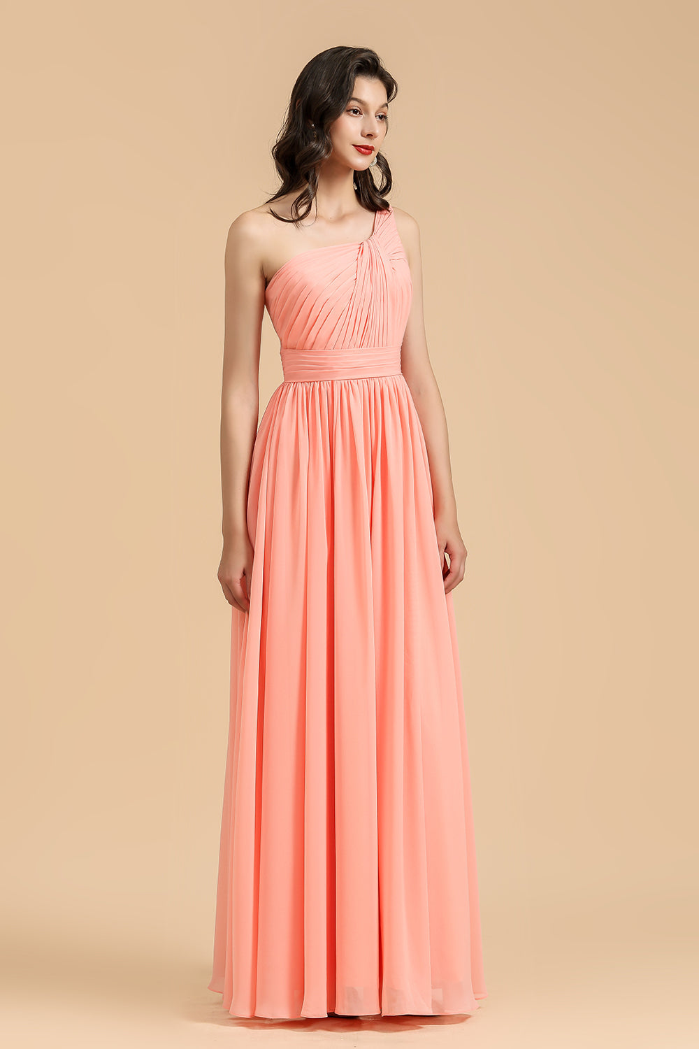 Robe de demoiselle d'honneur longue élégante en mousseline corail, coupe trapèze asymétrique, épaule dénudée. 
