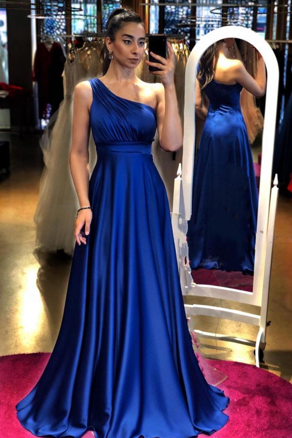 Robe de bal longue élégante en satin à une épaule et coupe trapèze.
