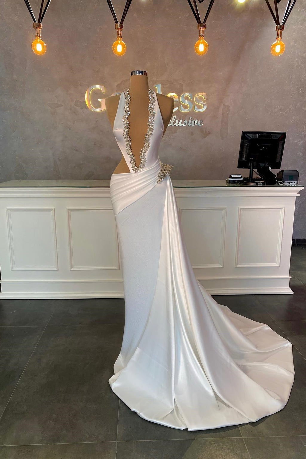 Elegantes vestidos largos de fiesta de satén sin mangas con escote halter y corte en A