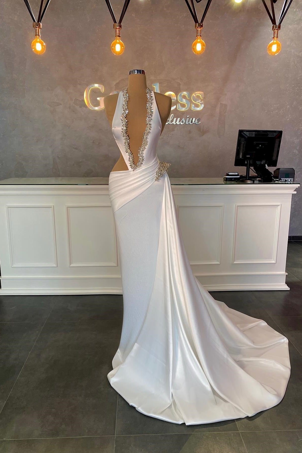Elegantes vestidos largos de fiesta de satén sin mangas con escote halter y corte en A