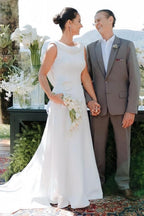 Robe de mariée blanche élégante en satin, coupe trapèze, sans manches, avec traîne.