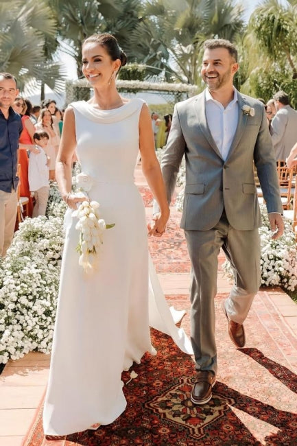 Robe de mariée blanche élégante en satin, coupe trapèze, sans manches, avec traîne.