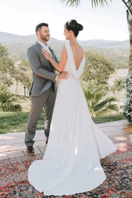 Robe de mariée blanche élégante en satin, coupe trapèze, sans manches, avec traîne.