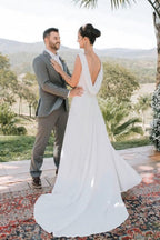 Robe de mariée blanche élégante en satin, coupe trapèze, sans manches, avec traîne.