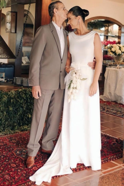Robe de mariée blanche élégante en satin, coupe trapèze, sans manches, avec traîne.