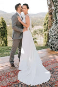 Robe de mariée blanche élégante en satin, coupe trapèze, sans manches, avec traîne.