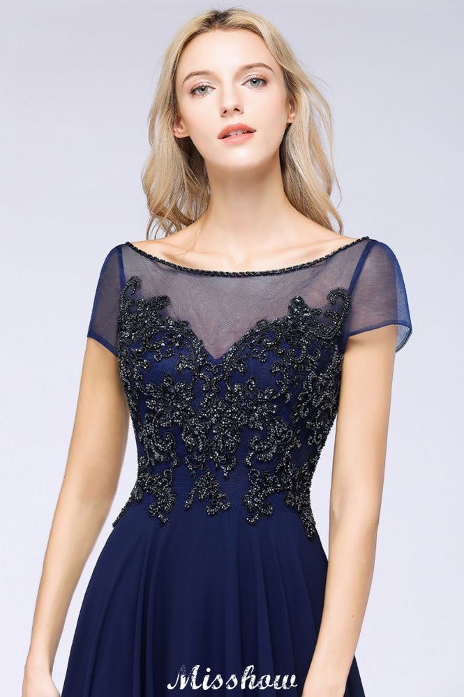 Robe de demoiselle d'honneur élégante, coupe trapèze, manches courtes, ornée d'appliques et de perles, longueur au sol.