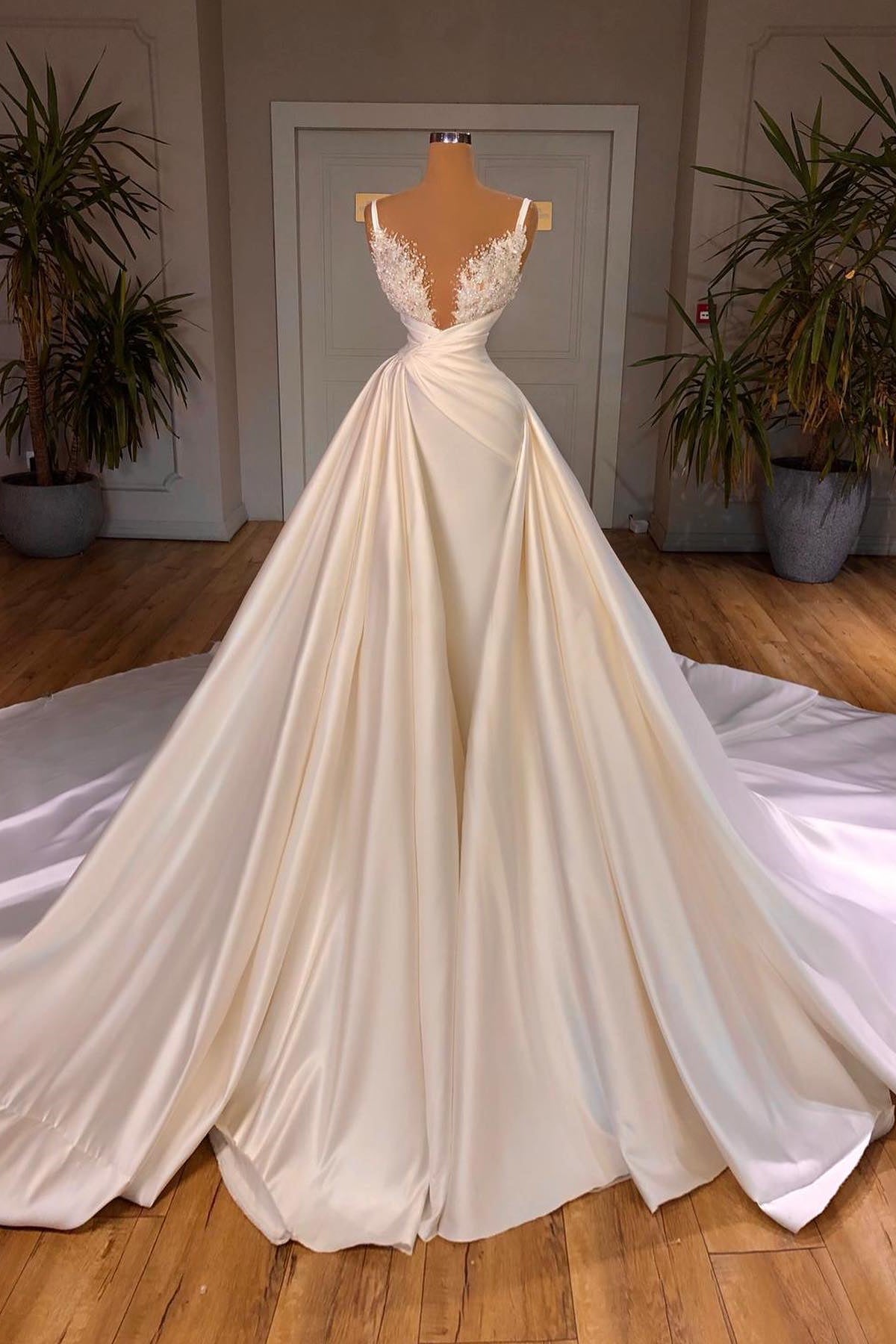 Robe de mariée longue élégante, coupe trapèze, sans manches, bretelles spaghetti, décolleté cathédrale en V