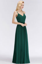 Robe de demoiselle d'honneur élégante en mousseline de soie à fines bretelles et décolleté en V, coupe trapèze, style maxi.