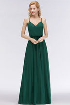 Robe de demoiselle d'honneur élégante en mousseline de soie à fines bretelles et décolleté en V, coupe trapèze, style maxi.