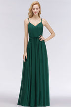 Robe de demoiselle d'honneur élégante en mousseline de soie à fines bretelles et décolleté en V, coupe trapèze, style maxi.