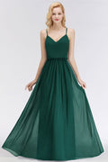 Robe de demoiselle d'honneur élégante en mousseline de soie à fines bretelles et décolleté en V, coupe trapèze, style maxi.