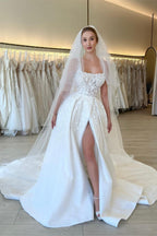 Elegante vestido de novia de encaje sin mangas con tirantes, flores y corte en A, con abertura.