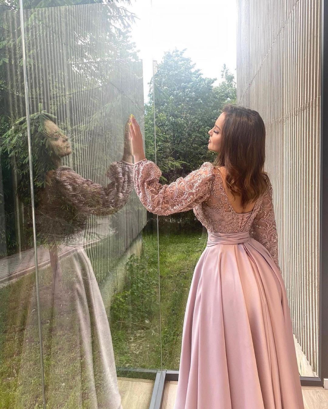 Robe de bal élégante en satin stretch coupe trapèze, fente sur le devant et manches