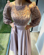 Robe de bal élégante en satin stretch coupe trapèze, fente sur le devant et manches