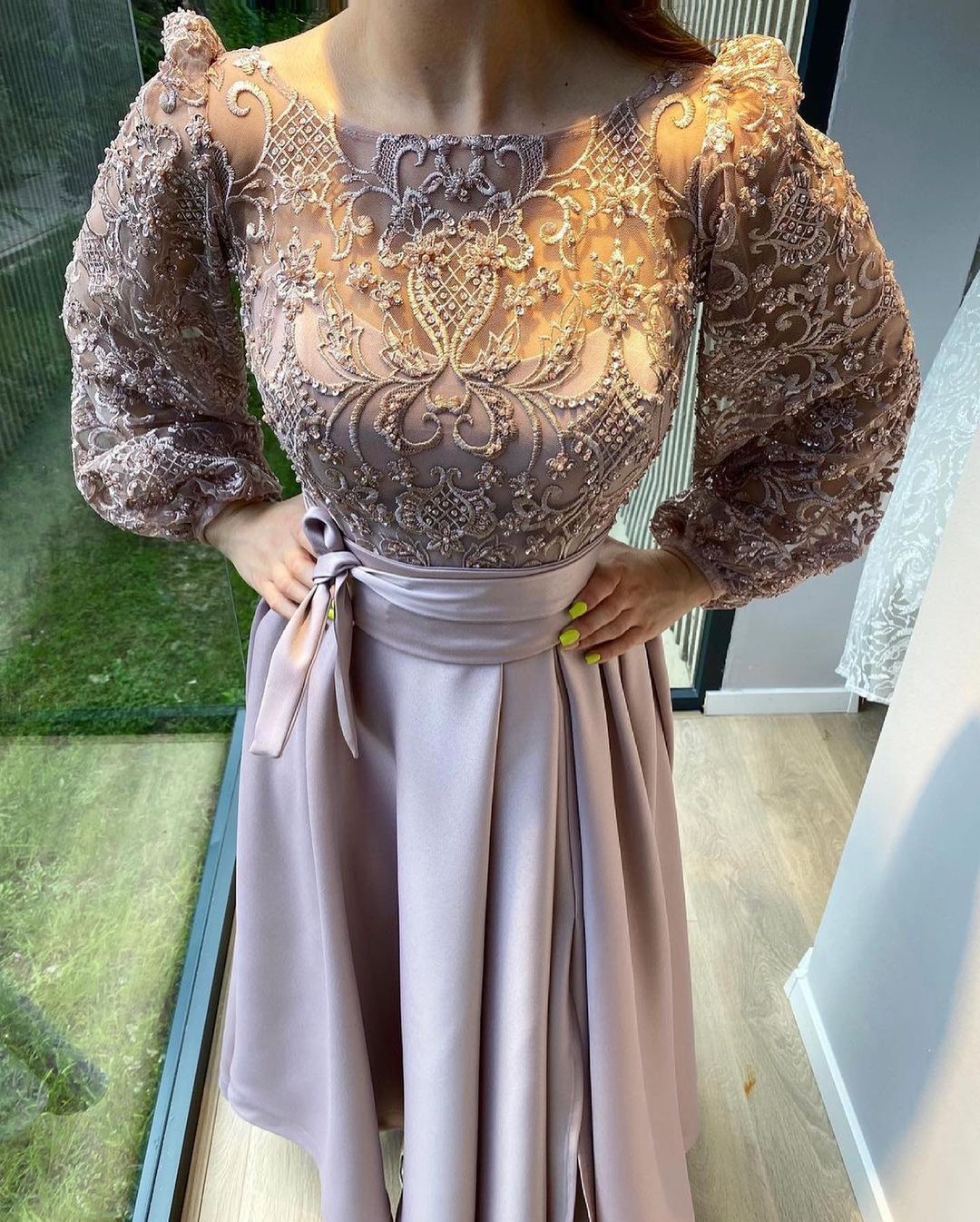 Robe de bal élégante en satin stretch coupe trapèze, fente sur le devant et manches