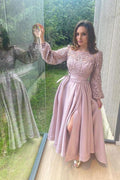 Robe de bal élégante en satin stretch coupe trapèze, fente sur le devant et manches