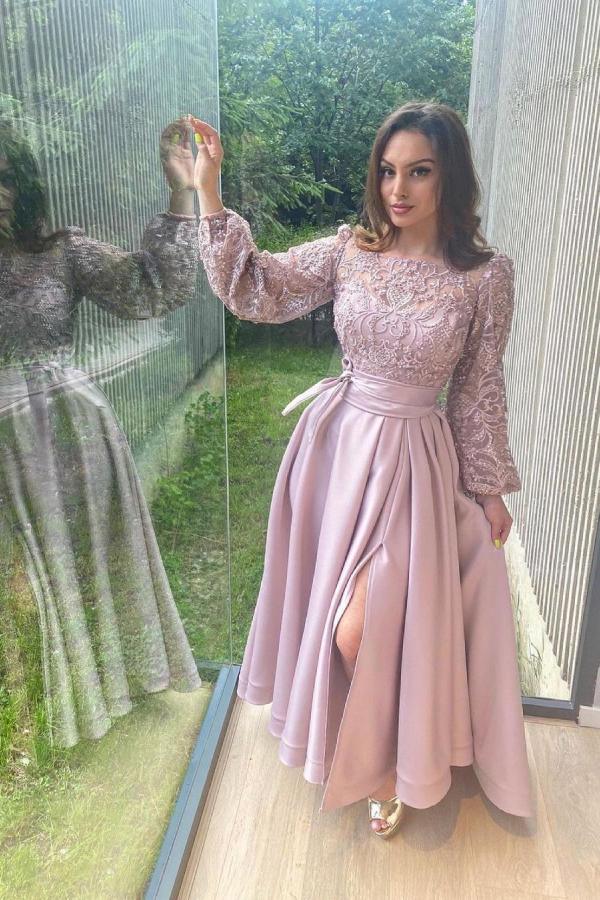 Robe de bal élégante en satin stretch coupe trapèze, fente sur le devant et manches