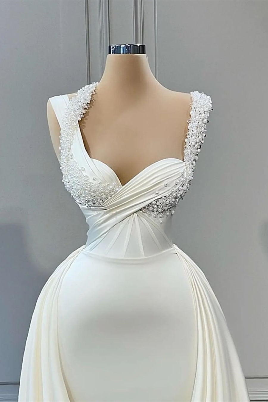 Robes de mariée élégantes en forme de A, décolleté cœur, sans manches et ornées de perles