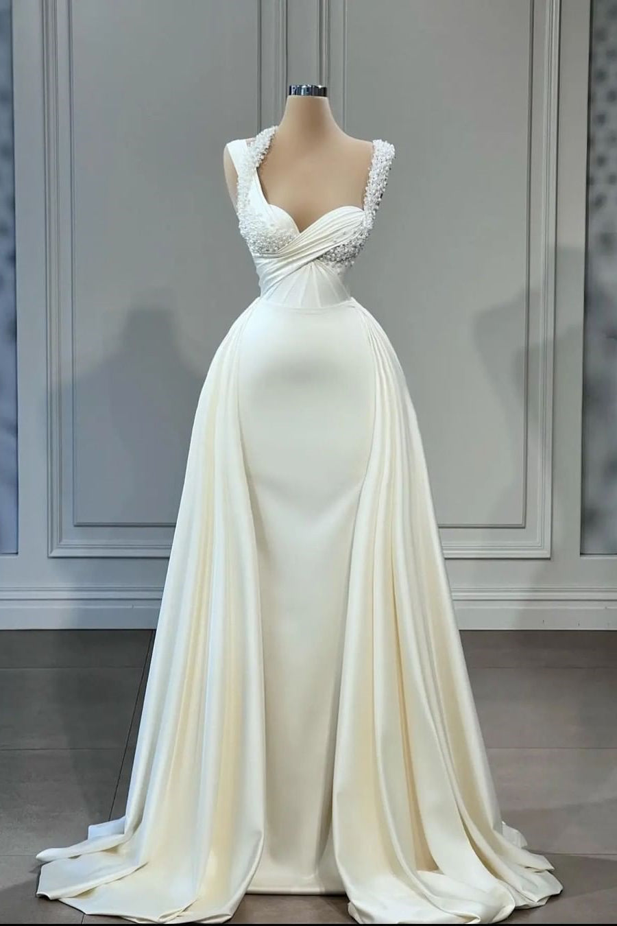 Robes de mariée élégantes en forme de A, décolleté cœur, sans manches et ornées de perles