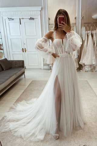 Elegante vestido de novia de corte A con abertura, tul y encaje, con mangas