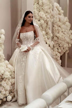 Robe de mariée blanche élégante en tulle, coupe trapèze, sans manches, ornée d'appliques